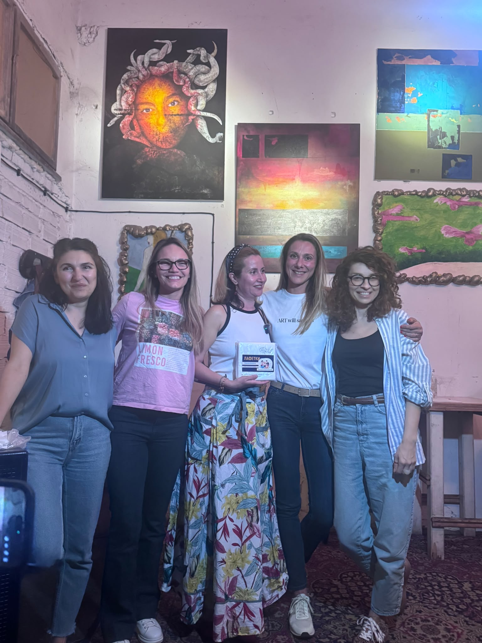 On the road to mass distribution, marked by friendship and support